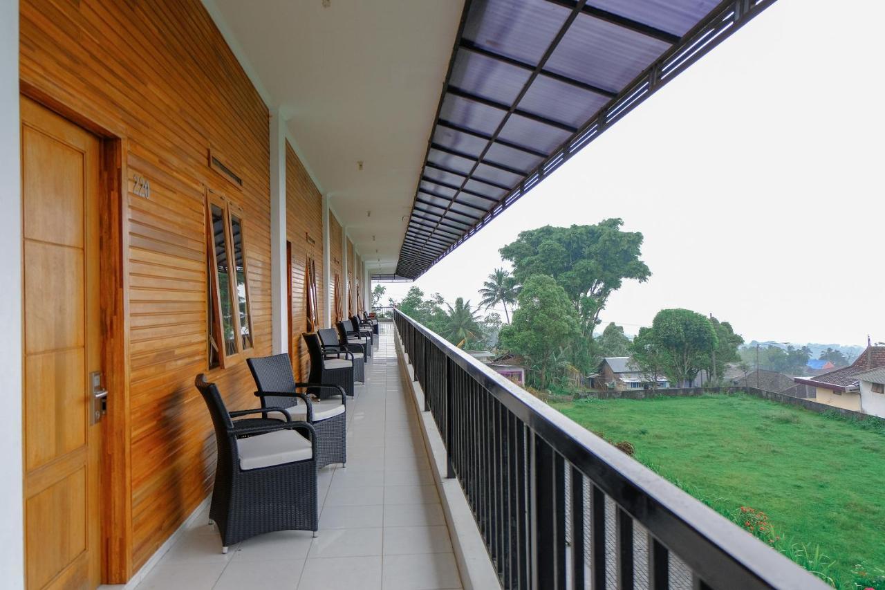 Oyo 446 Hotel Kawi Surapatha Malang Exteriör bild