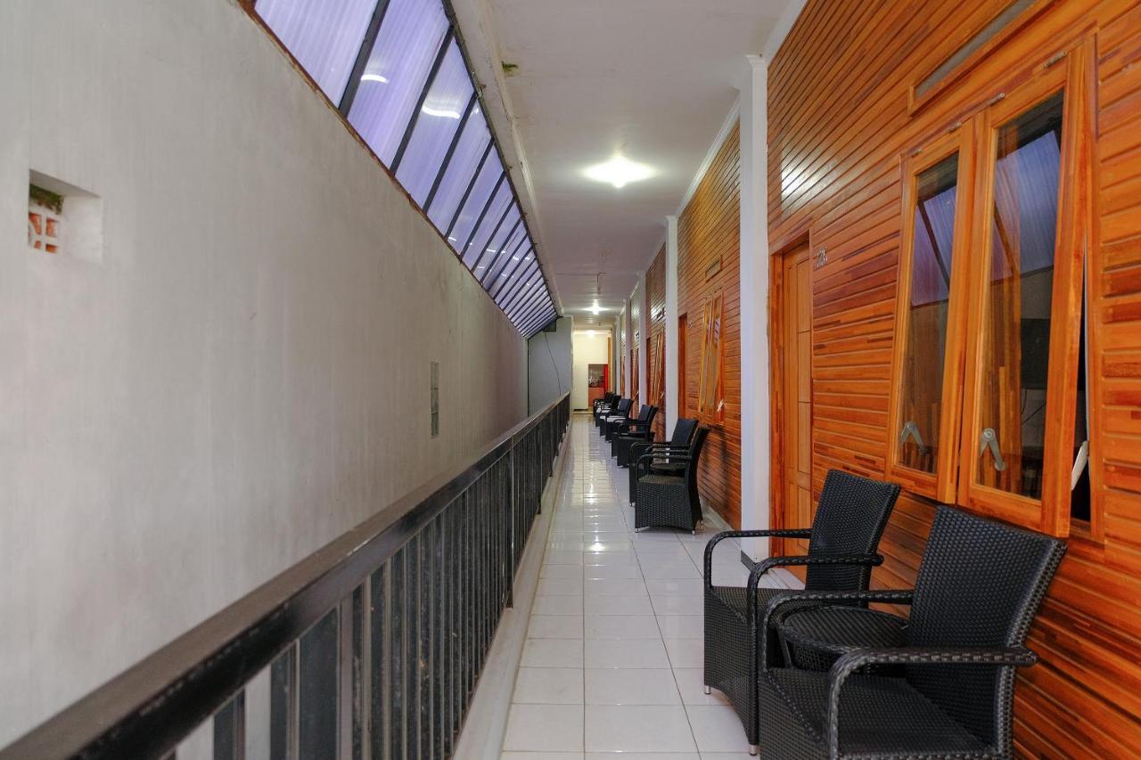 Oyo 446 Hotel Kawi Surapatha Malang Exteriör bild